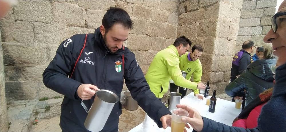 La niebla no frena el gesto de solidaridad atlético de Macotera