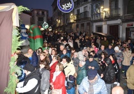 Imagen del público que asistió ayer sábado a la tómbola solidaria organizada por la Hermandad de Jesús Nazareno de Béjar