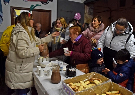 Imagen del reparto de las raciones de chocolate en la sede de la asociación de vecinos Muralla de La Antigua de Béjar