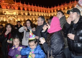 Un grupo celebrando la llegada de un nuevo año en la Plaza Mayor