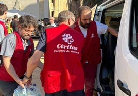 Voluntarios de Cáritas enviando víveres a Valencia.