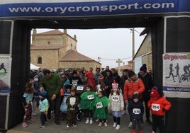 Varios pequeños deportistas, con sus disfraces, esperando su turno para correr