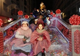 Carroza de Melchor con los niños protegidos con chubasqueros, en 2018.