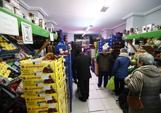 Compras en una frutería salmantina.