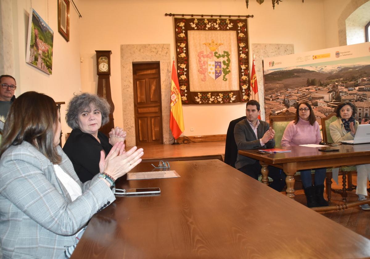 Elvira Fernández se convirtió en alcaldesa de Candelario el 29 de diciembre de 2023 tras la moción de censura de PP e IU al PSOE de la localidad.