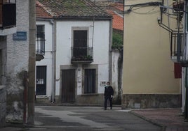 Una vecina pasea por las calles de Villarino de los Aires.