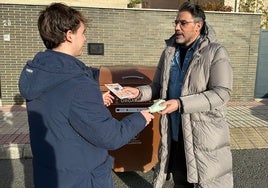 El alcalde, Ángel Peralvo, entregando a un vecino el kit de bolsas biodegradables para el uso del nuevo contenedor marrón de basura orgánica.