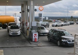 Coches haciendo cola para repostar en la gasolinera de Fuentes de Oñoro