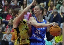 Laura Gil, en una acción con Sandra Ygueravide.