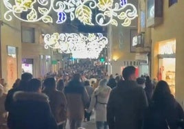 Numerosas personas han abarrotado la calle Toro para las últimas compras navideñas.