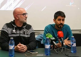 Flavio Martín (derecha) junto al directivo Nacho Sánchez en una comparecencia pública.