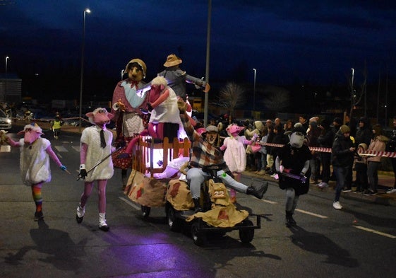 Espectáculo de calle durante la cabalgata de Carbajosa de la Sagrada.