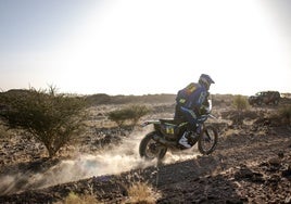 El piloto salmantino Lorenzo Santolino en un punto de la segunda etapa del Dakar.