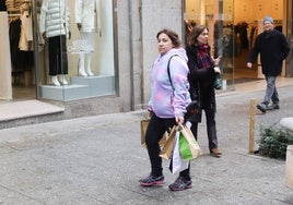 Compradores cargados de bolsas, junto a los comercios del centro.