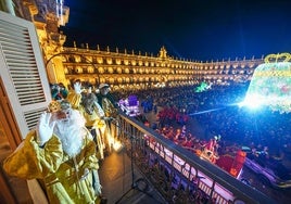 Los Reyes saludan desde el balcón.