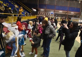 Imagen de los Reyes Magos repartiendo regalos en el pabellón de Béjar