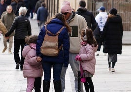 Una niña estrena su patinete por las calles de Salamanca en el día de Reyes