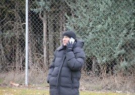 El secretario técnico del Salamanca UDS, Nandi de Vicente, hablando por teléfono durante el entrenamiento de este martes.