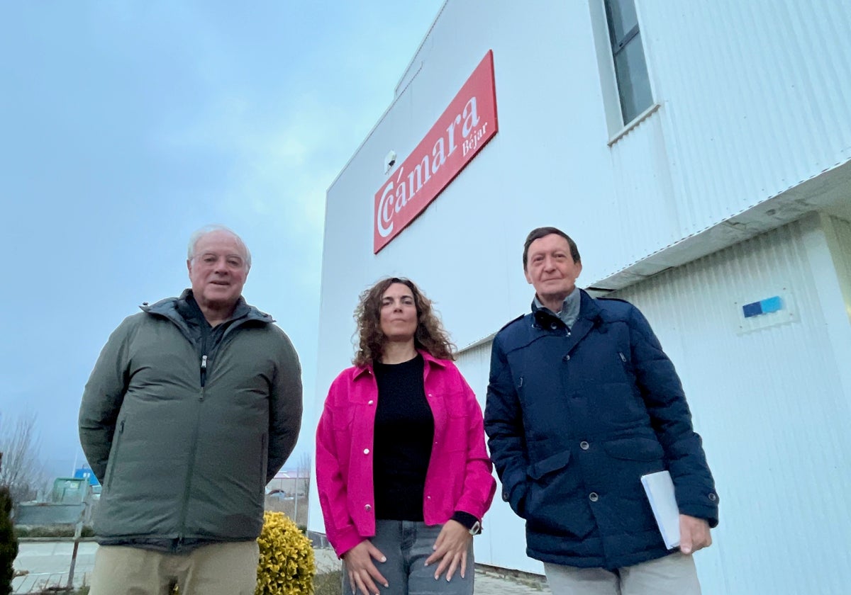 Ángel Hernández, Marian Hernández y Salvador González, ayer en las instalaciones de la Cámara de Comercio como entidad que apoya el proyecto.