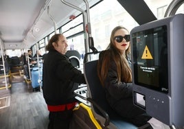 La máquina para pagar el billete de autobús con tarjeta de crédito de uno de los autobuses urbanos este martes.