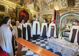 La urna de plata con los restos de Santa Teresa rodeada de Carmelitas en Alba de Tormes.