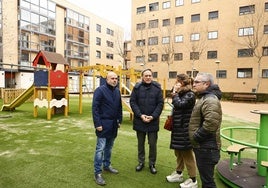 Carlos García Carbayo y María José Coca (segundo y tercera por la izquierda), este miércoles en la plaza Robert Schuman.