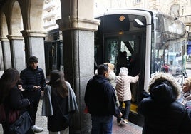 Usuarios del autobús urbano de Salamanca.