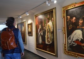 Visitante recorriendo la galería pictórica del museo CARMUS en Alba de Tormes.