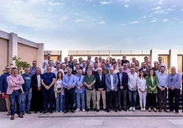 Carlos Martín, con polo azul y quinto por la izquierda, en la foto de familia de los clubes modestos con la RFEF en Arabia.