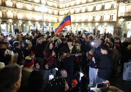 Los venezolanos, en la Plaza Mayor durante la protesta.