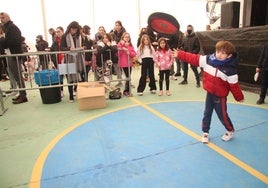 Un niño en el concurso de lanzamiento de boina de Cabrerizos el pasado año.