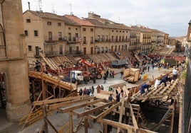 Diversos grupos de constructores en el montaje en la Plaza Mayor