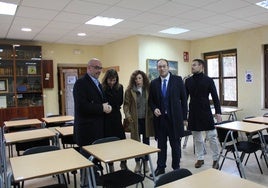 Alcalde y concejales visitan la sala, ya disponible para los interesados.