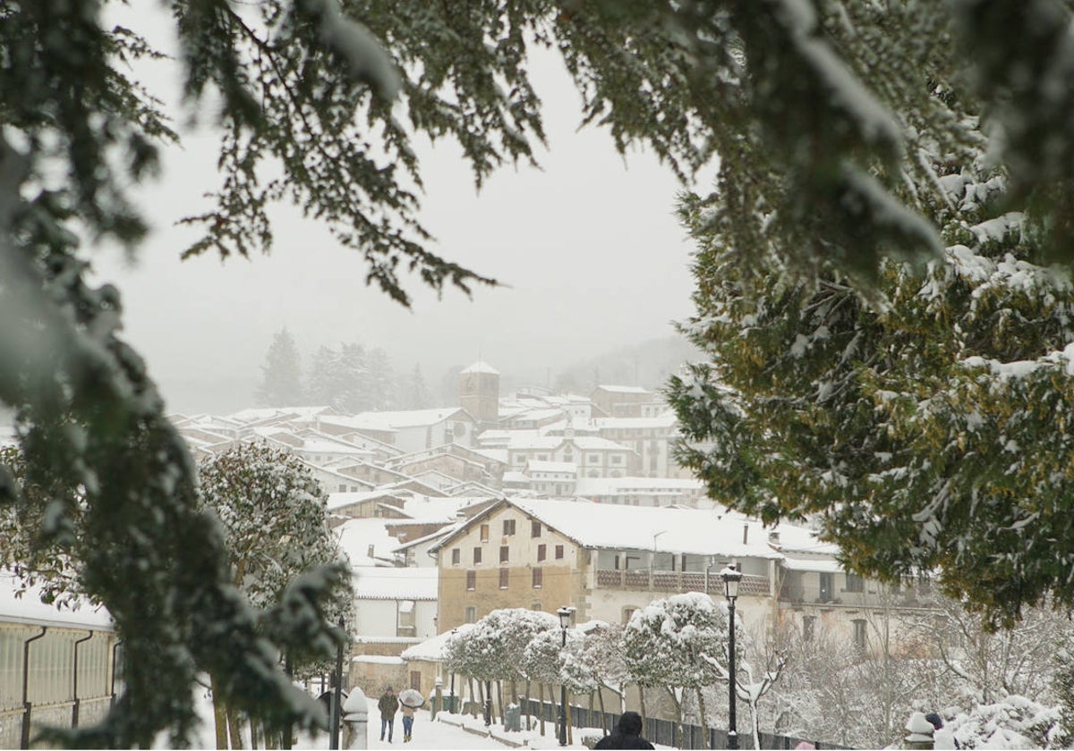 Los tejados de la localidad cubiertos por la nieve |