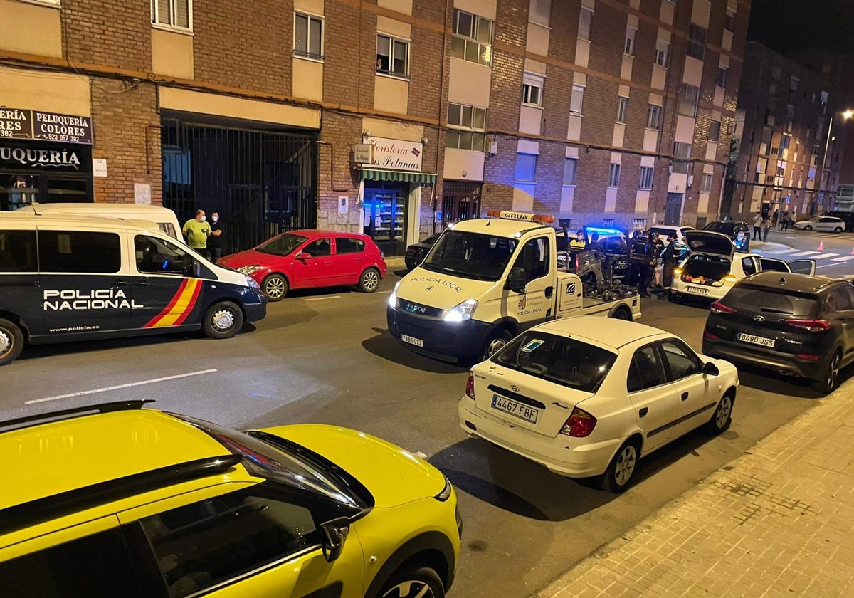 Efectivos policiales, en el Paseo de Los Robles tras el grave accidente.