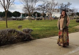 La concejala Patricia López en uno de los lugares donde se van a sustituir las luminarias.