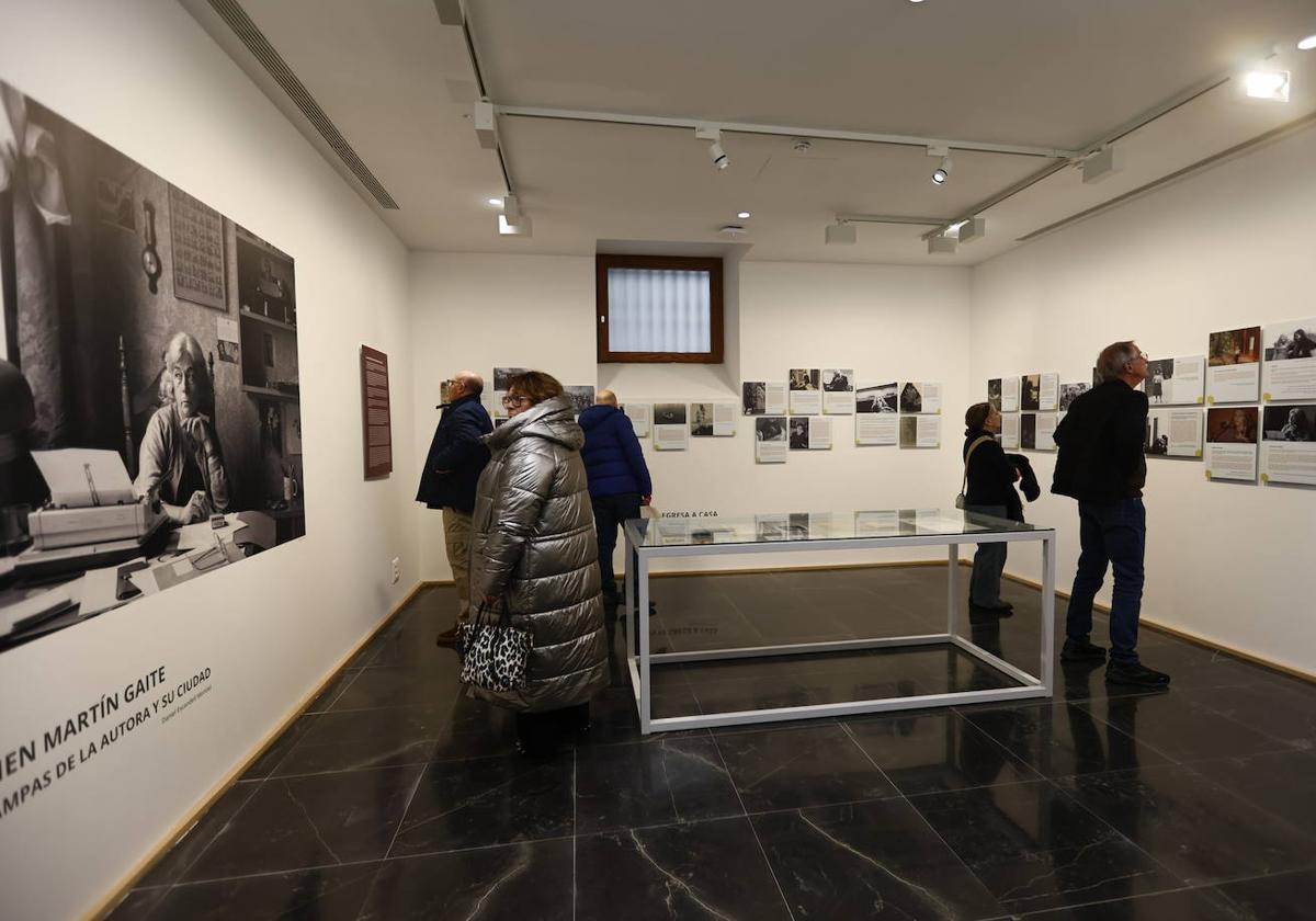 Un grupo de visitantes contempla una parte del fondo de Carmen Martín Gaite expuesto en el Centro Internacional del Español de la Universidad de Salamanca.