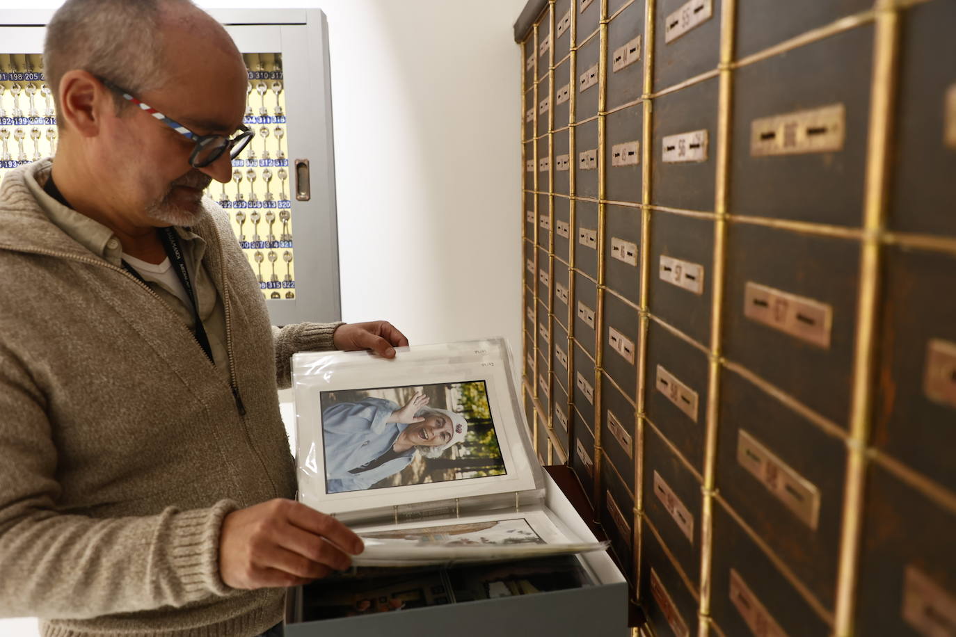 Luis Barrio muestra algunas de las fotografías que integran el fondo documental de Martín Gaite.