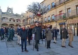 La imagen de San Sebastián cruzando la Plaza Mayor de Miróbriga