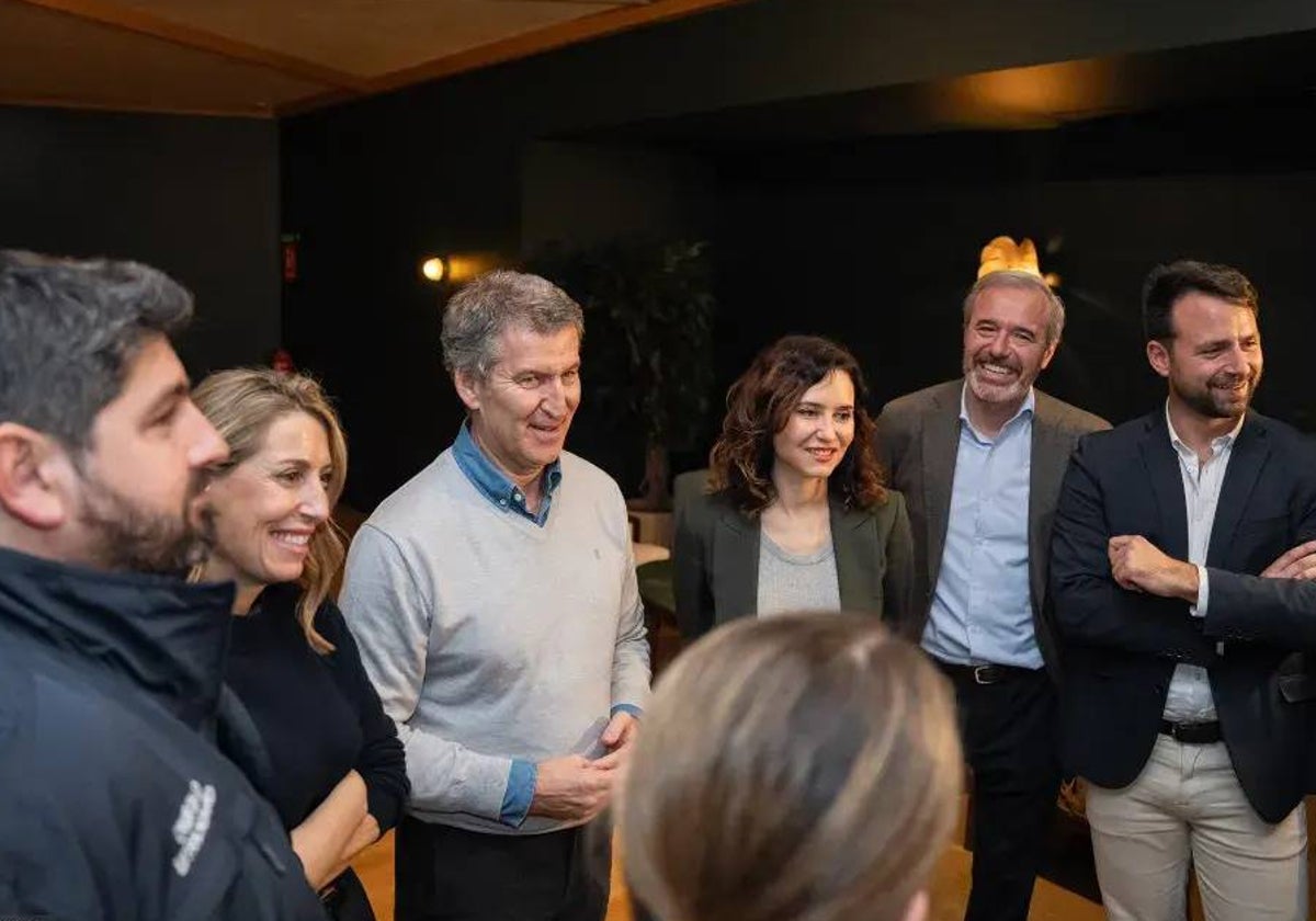 Fernando López Miras, María Guardiola, Alberto Núñez Feijóo, Isabel Díaz Ayuso, Jorge Azcón y Álvaro Queipo durante el encuentro del PP en Colunga. |