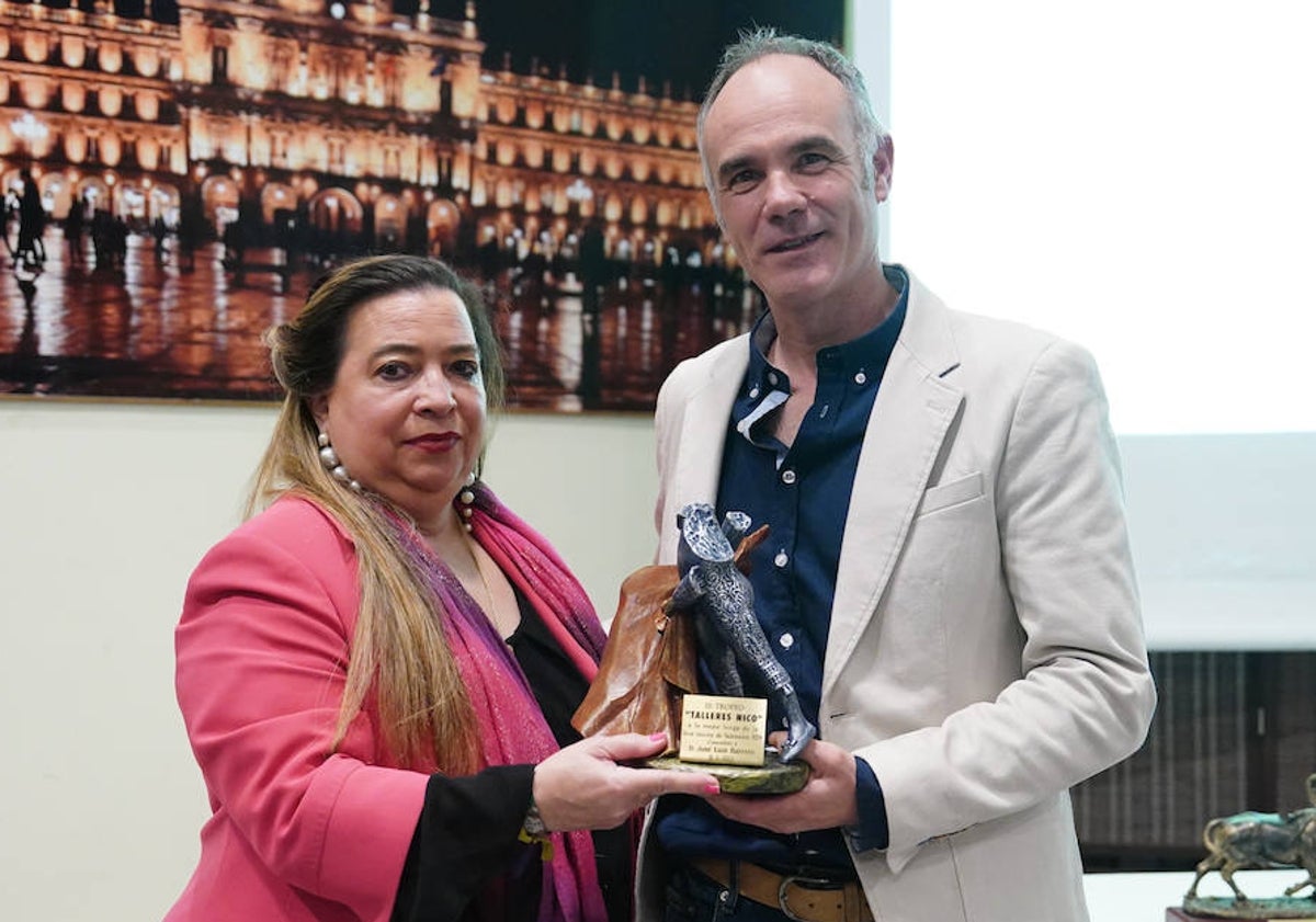 Imagen principal - El subalterno José Luis Barrero, el picador Óscar Bernal y el tercero Vicente Herrera recibieron los premios de la mano de Dolores Sánchez, Marce García y Guillermo Barbero. 