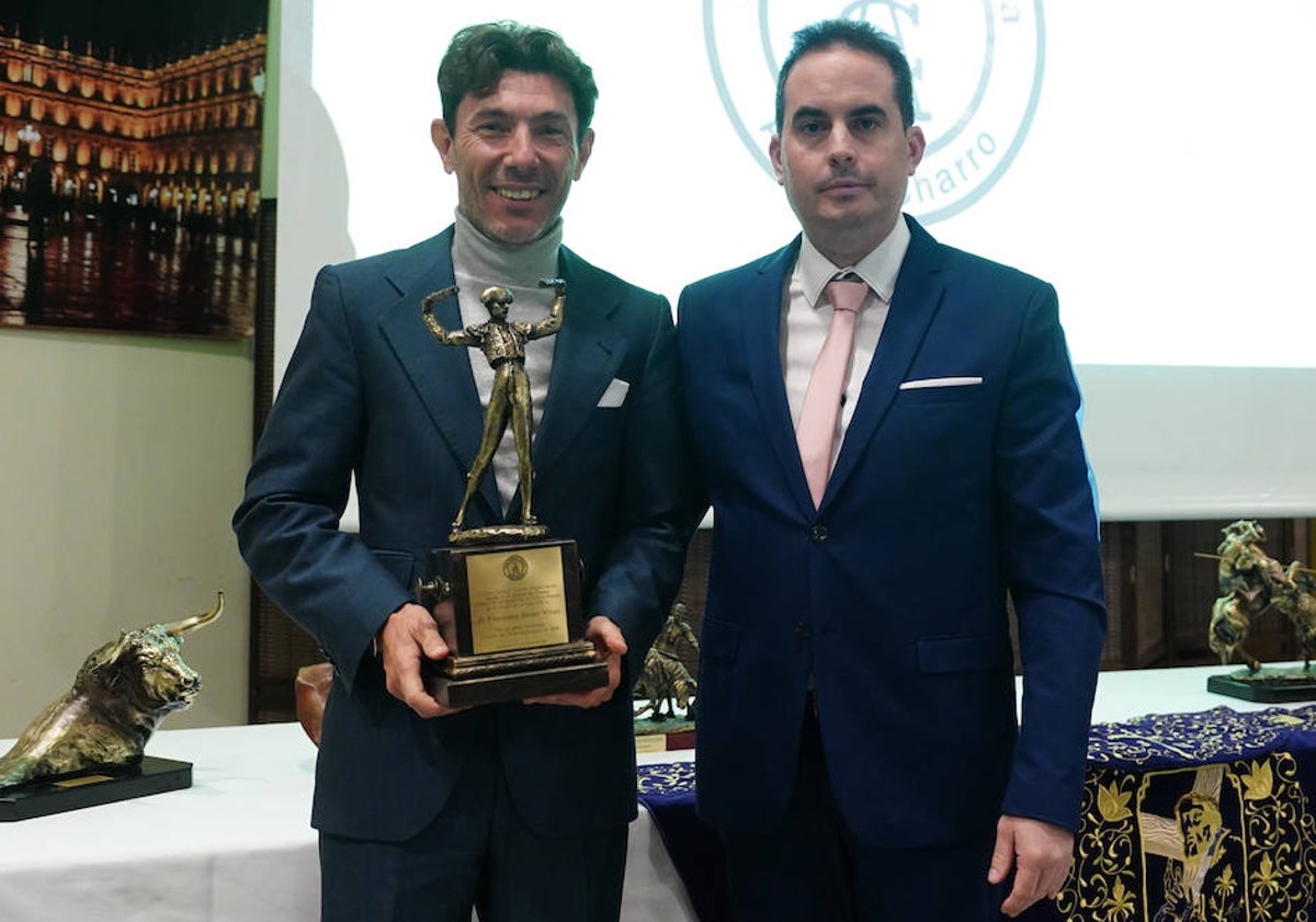 Imagen principal - Curro Vivas recogió de manos de Rafael Martín la undécima edición del galardón al mejor par de banderillas de la Feria de Salamanca; y Manuel Núñez Elvira, ganadero de Vellosino, el trofeo al toro mejor presentado que le entregó Cesáreo Navarro. El premio al mejor banderillero es el más antiguo de los ocho que ya entrega en su gala Albero Charro. 