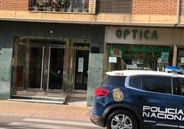 La Policía Nacional en la calle Isaac Peral, en el barrio de Garrido.