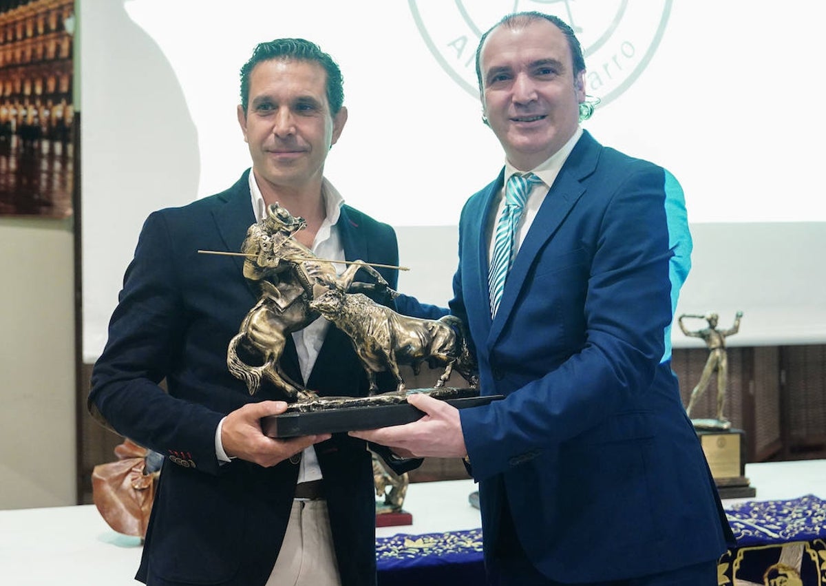 Imagen secundaria 1 - El subalterno José Luis Barrero, el picador Óscar Bernal y el tercero Vicente Herrera recibieron los premios de la mano de Dolores Sánchez, Marce García y Guillermo Barbero. 