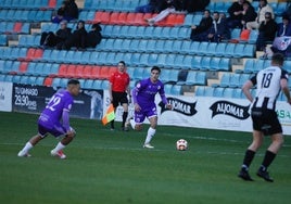 El argentino Tomás, último fichaje del Salamanca UDS, en una acción por banda izquierda.