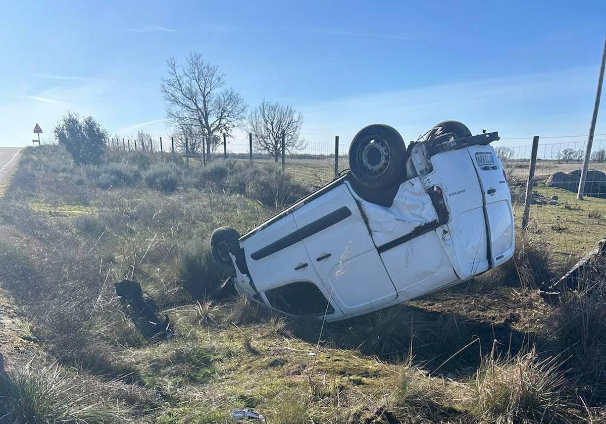 Imagen de la furgoneta volcada.