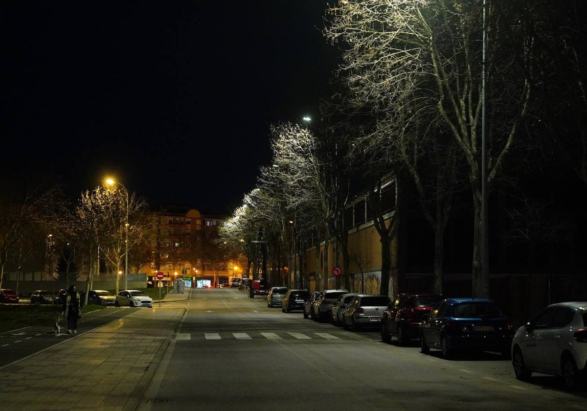 La calle Sicilia, este domingo, escasamente iluminada.