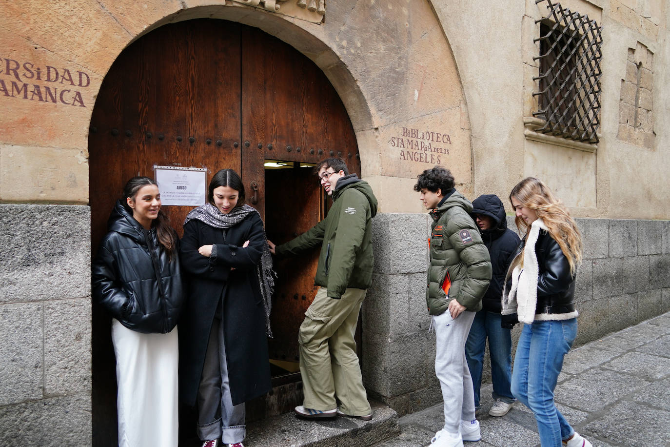 Un grupo de estudiantes entrando a la biblioteca para estudiar para los exámenes.