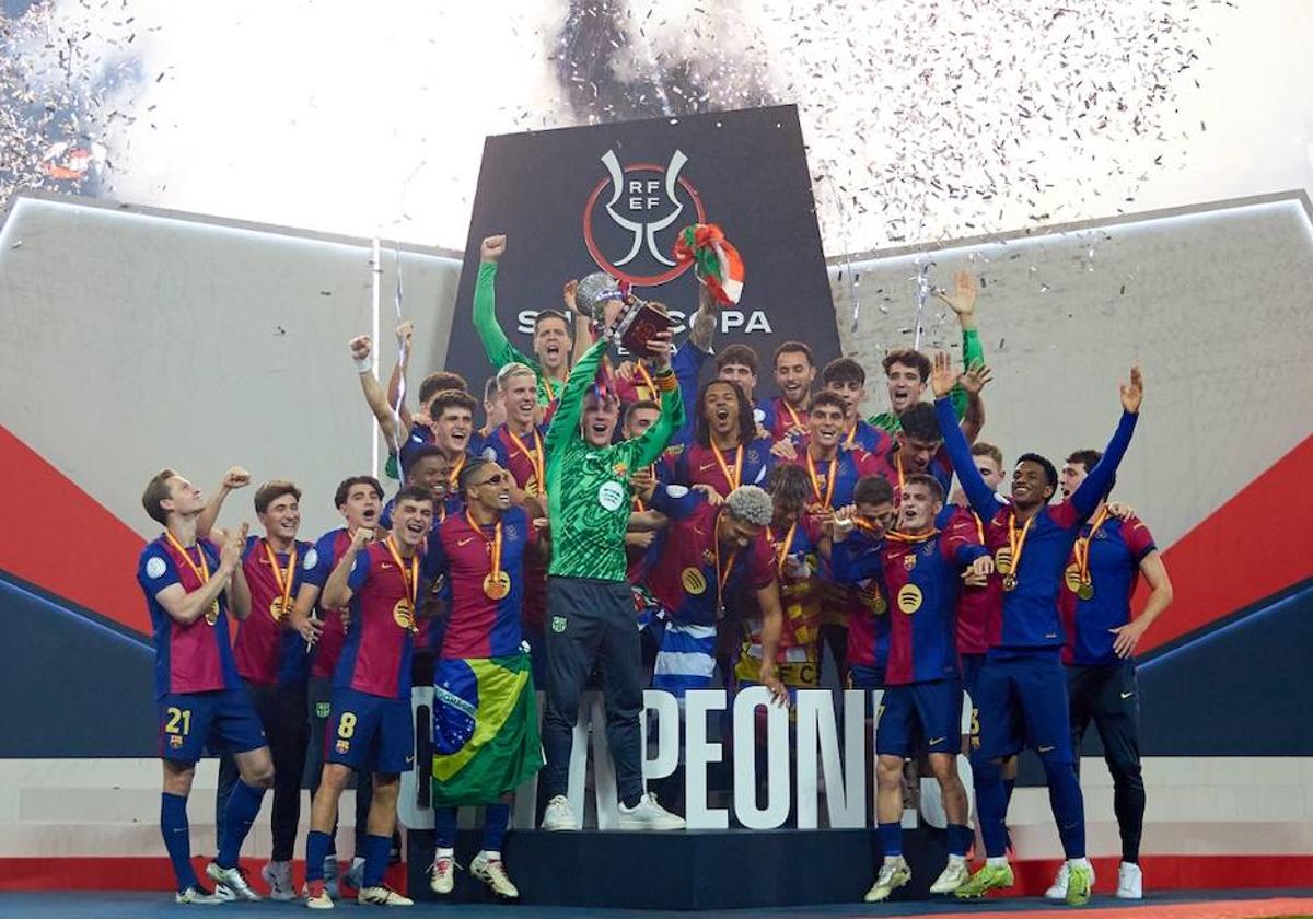 Los jugadores del Fútbol Club Barcelona levantan la Supercopa de España en Yeda.