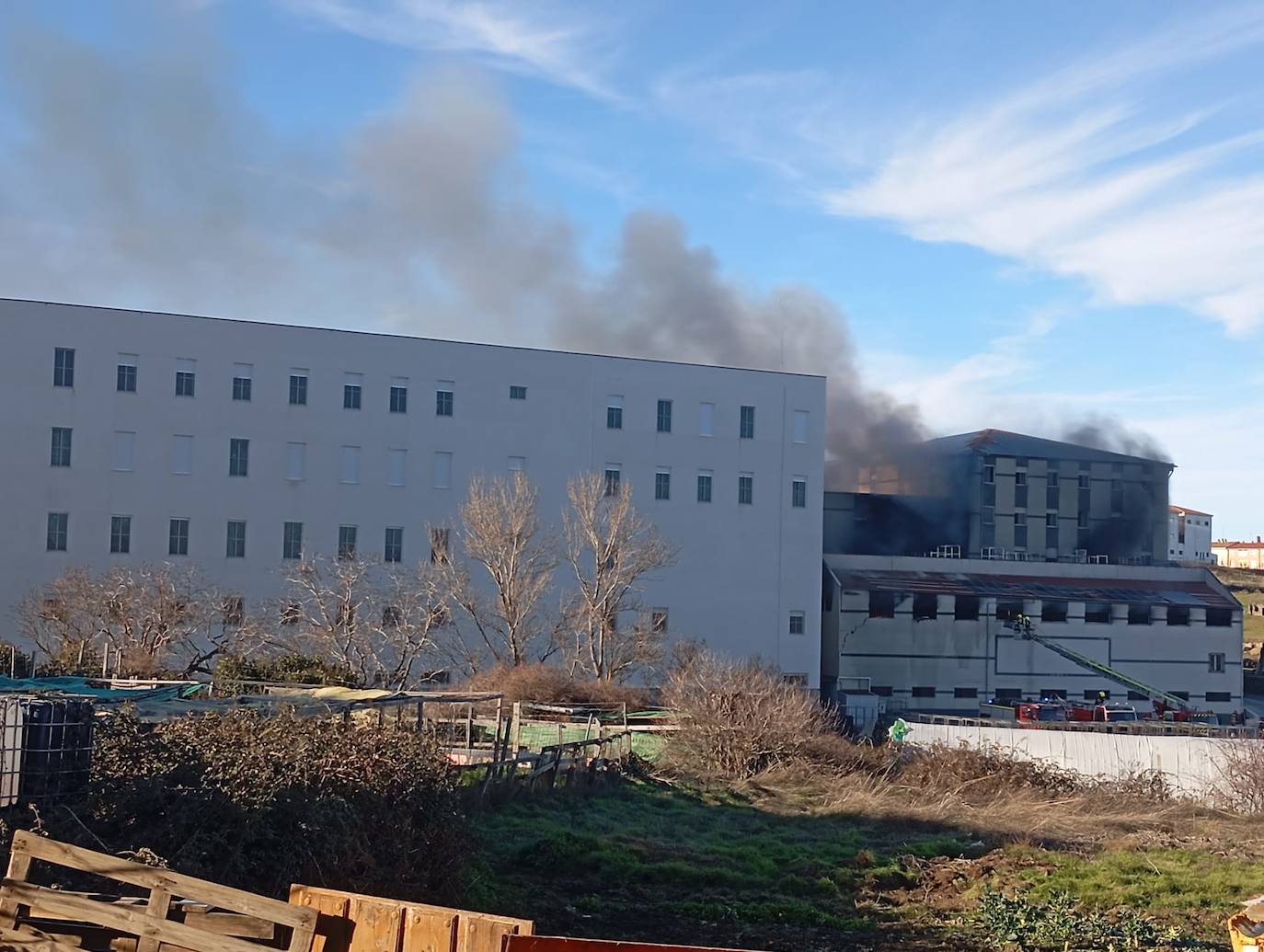 Así ha sido el incendio en una conocida empresa jamonera de Guijuelo